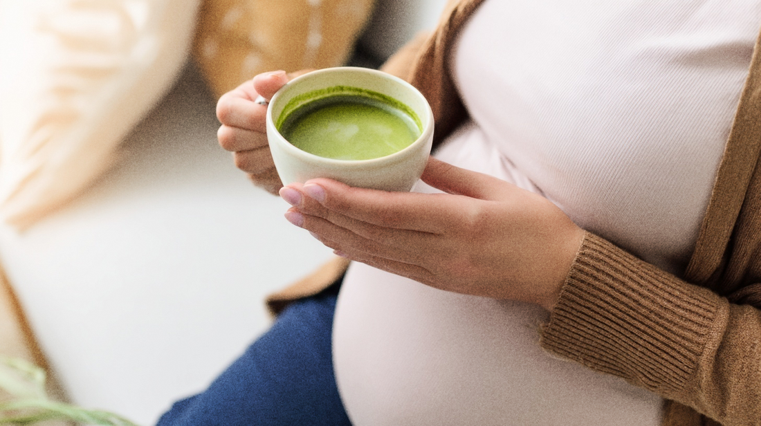 femme enceinte buvant un matcha